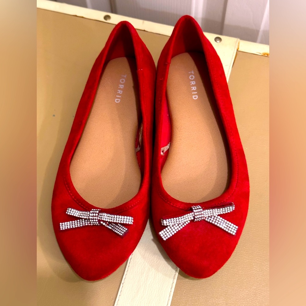 NWOT Torrid red faux suede flats with diamond bows